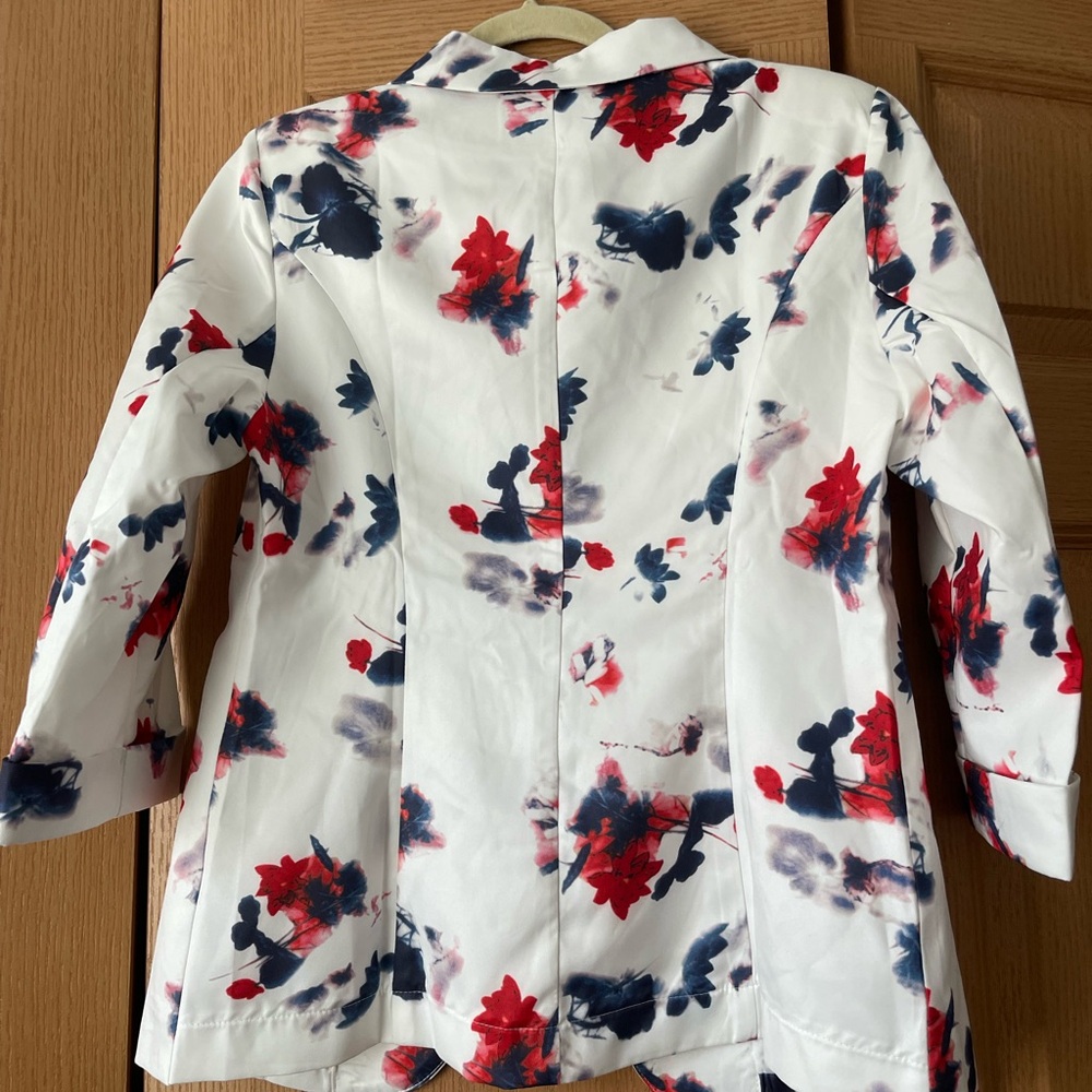 Patterned blouse NWT - Picture 3 of 3